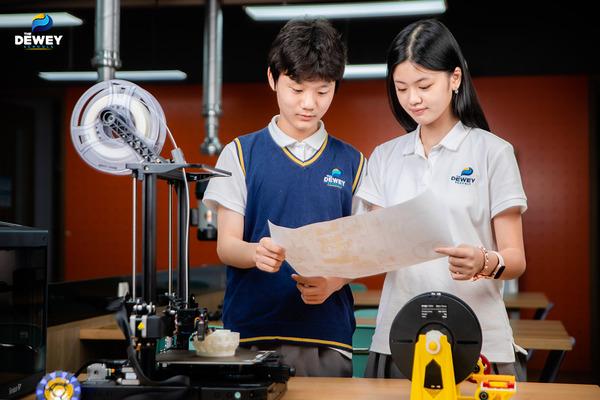 alt: Học sinh trung học tham gia dự án học tập nhóm