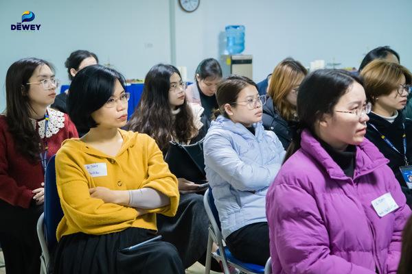 alt text: Các phụ huynh chăm chú lắng nghe bài chia sẻ tại hội thảo