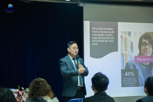 alt text: Các phụ huynh tham gia thảo luận nhóm tại hội thảo