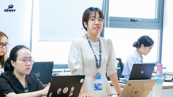 alt text: Giáo viên đang nghiên cứu tài liệu trong buổi đào tạo.
