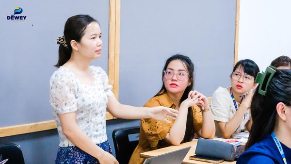 alt text: Giáo viên đang thảo luận trong buổi đào tạo chuyên môn.