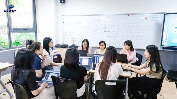alt text: Giáo viên đang trao đổi ý kiến trong buổi đào tạo chuyên môn.