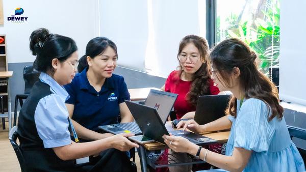 alt text: Giáo viên The Dewey Schools tham gia đào tạo chuyên môn.