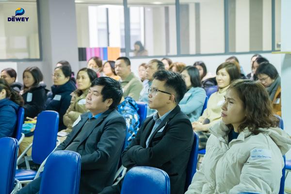 alt text: Hình ảnh học sinh Dewey tham gia hoạt động trải nghiệm thực tế