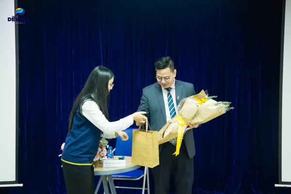 alt text: Hình ảnh học sinh Dewey thuyết trình trước lớp