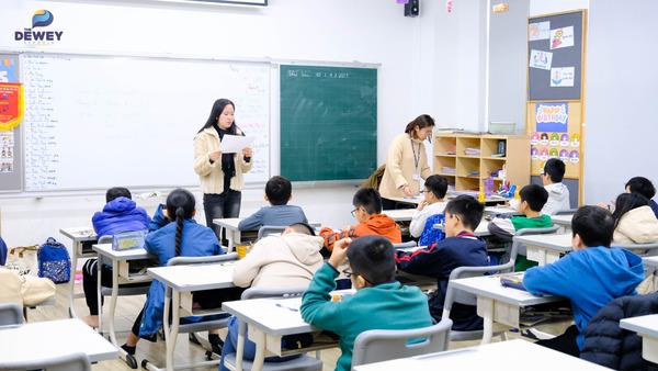 alt text: Học sinh đang chăm chú đọc đề thi tại Học bổng Mastery