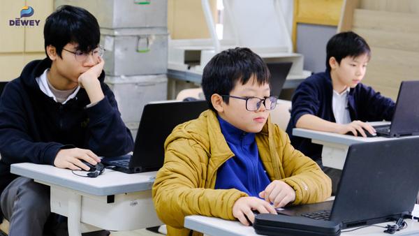 alt text: Học sinh đang làm bài thi môn Tiếng Anh tại Học bổng Mastery