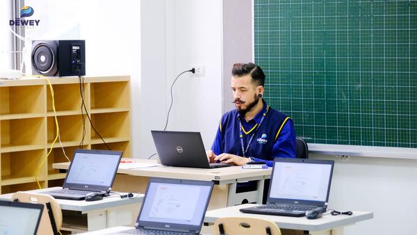 alt text: Học sinh đang suy nghĩ tìm cách giải quyết bài toán tại Học bổng Mastery