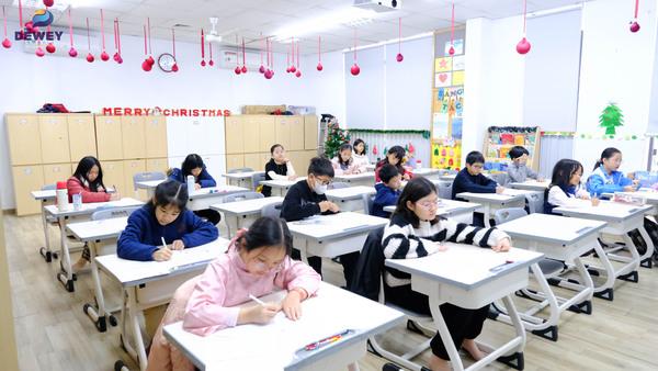 alt text: Học sinh đang suy nghĩ và làm bài thi tại Học bổng Mastery