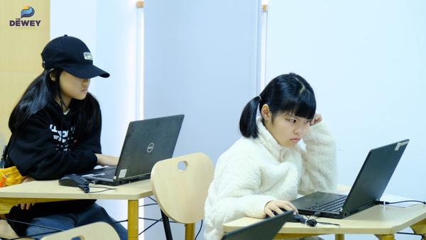 alt text: Học sinh đang trao đổi với giám thị tại Học bổng Mastery