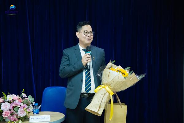 alt text: Học sinh Dewey đang tham gia một buổi học ngoại khóa