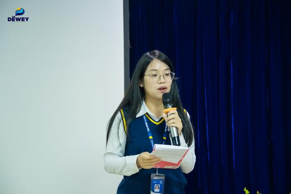 alt text: Một nhóm học sinh Dewey đang thảo luận về một dự án