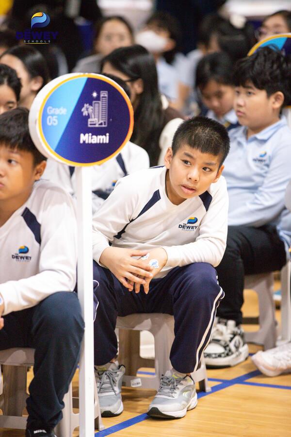 Ban giám hiệu giải đáp thắc mắc của phụ huynh