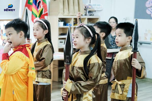 Bé biểu diễn văn nghệ