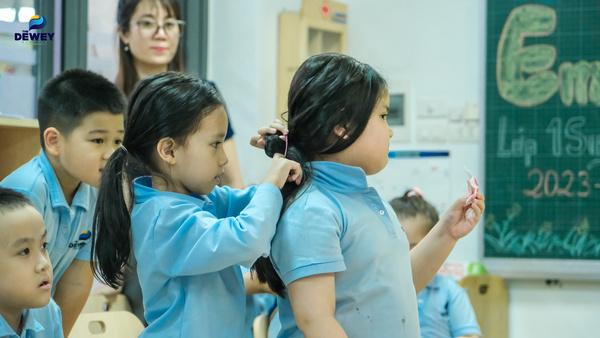 Bé gái trưng bày tranh vẽ