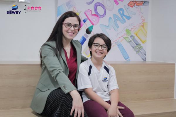 Bé Jacob đang đọc sách