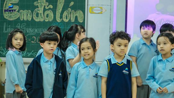 Bé tham gia hoạt động gấp quần áo