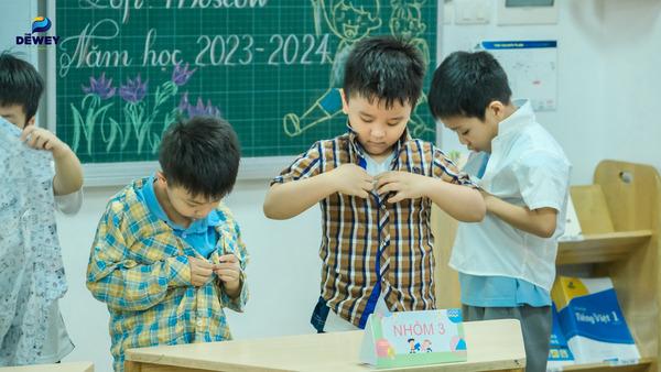 Bé tham gia hoạt động mặc áo