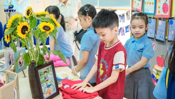 Bé tham gia hoạt động tại triển lãm