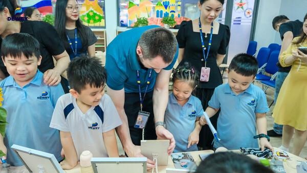 Bé tự tin thể hiện kỹ năng