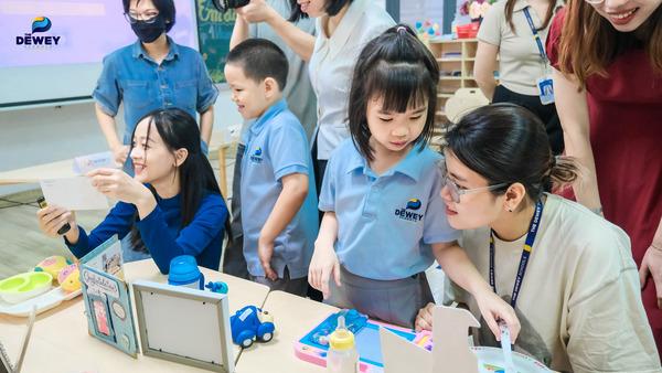 Các bé tham gia hoạt động buộc tóc