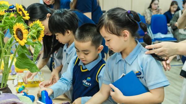 Các bé trưng bày tranh vẽ