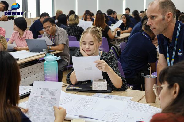 Các hoạt động nhóm thảo luận về dạy học phân hóa