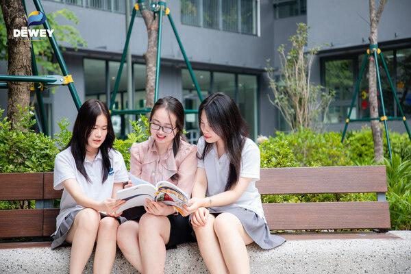 cô giáo đang tương tác với học sinh