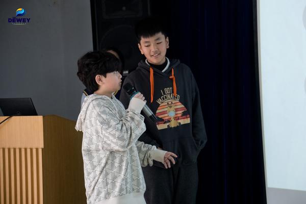 Cô giáo hướng dẫn học sinh