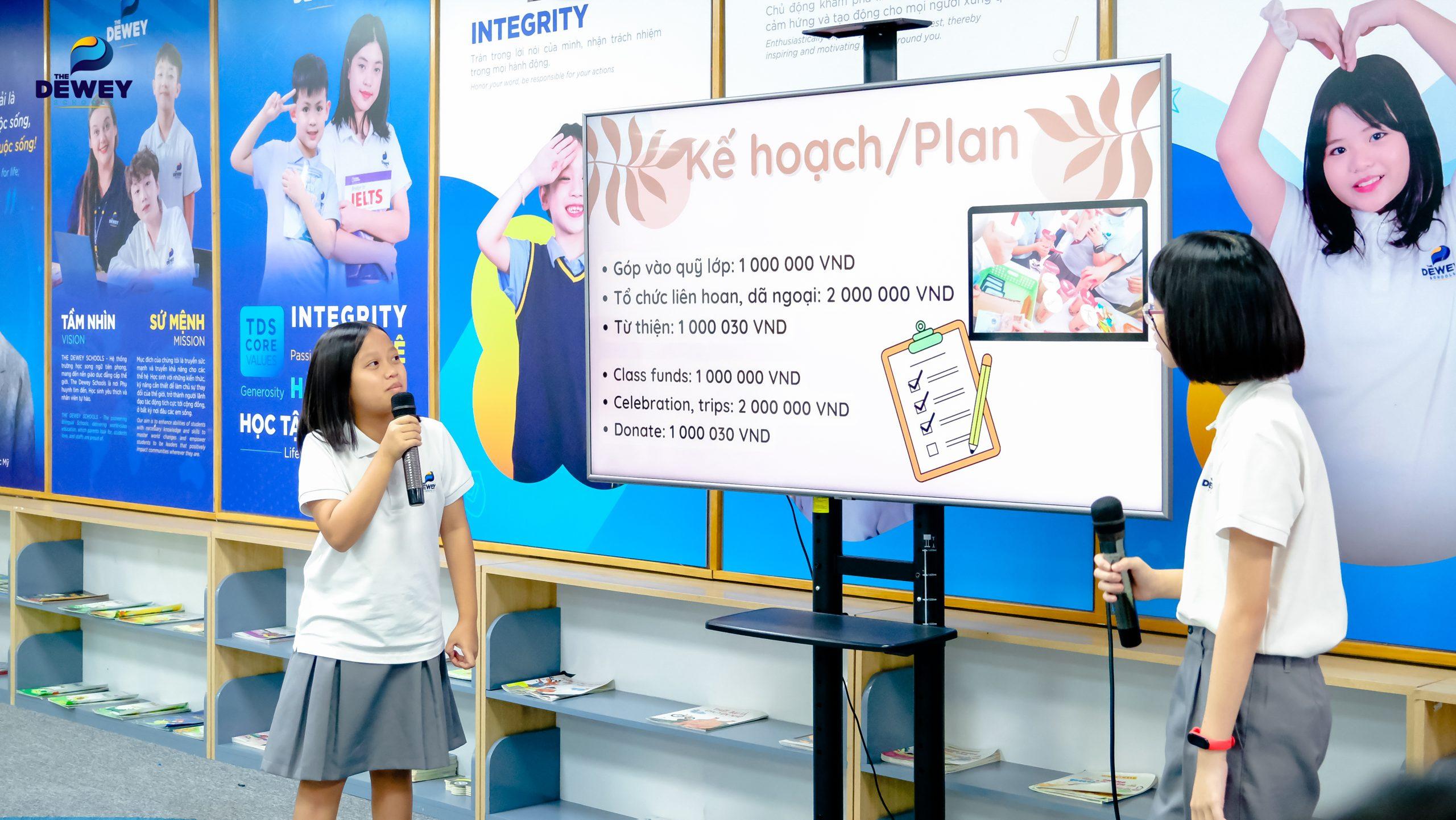 Cô giáo hướng dẫn học sinh