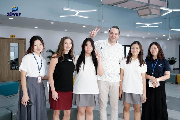 Đại diện hai trường chụp ảnh lưu niệm.