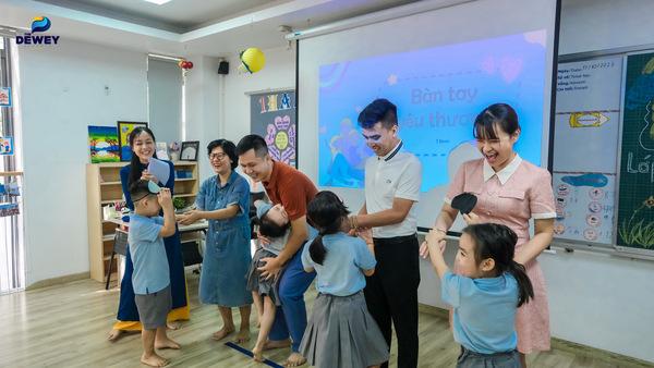 Gia đình cùng nhau tham gia hoạt động
