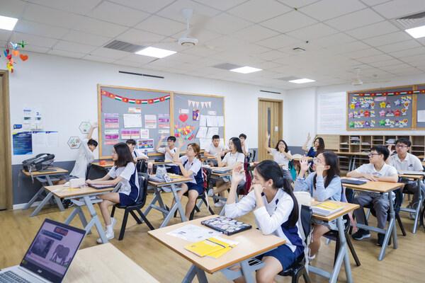 Giáo viên hướng dẫn học sinh