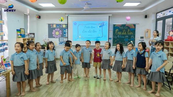 Hoạt động giao lưu giữa phụ huynh và con