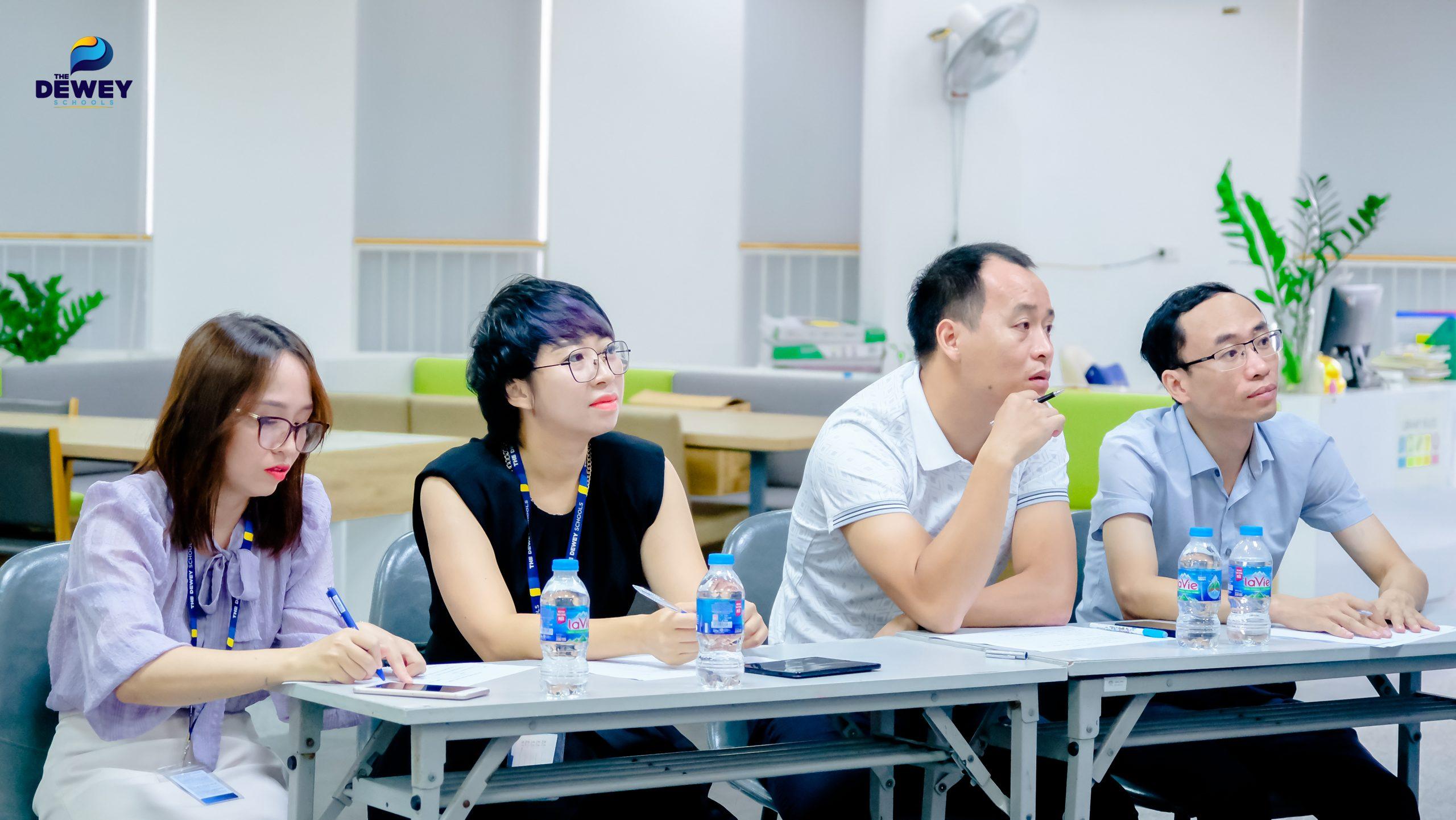 Học sinh báo cáo dự án