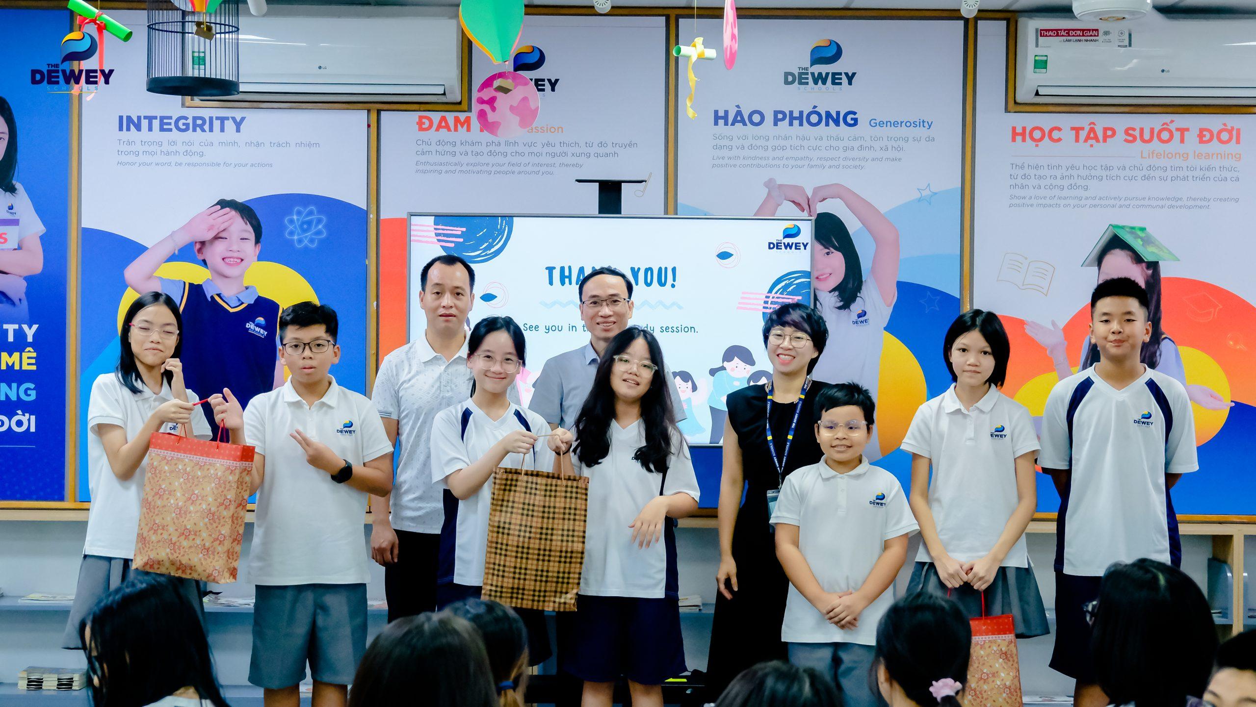 Học sinh chụp ảnh lưu niệm