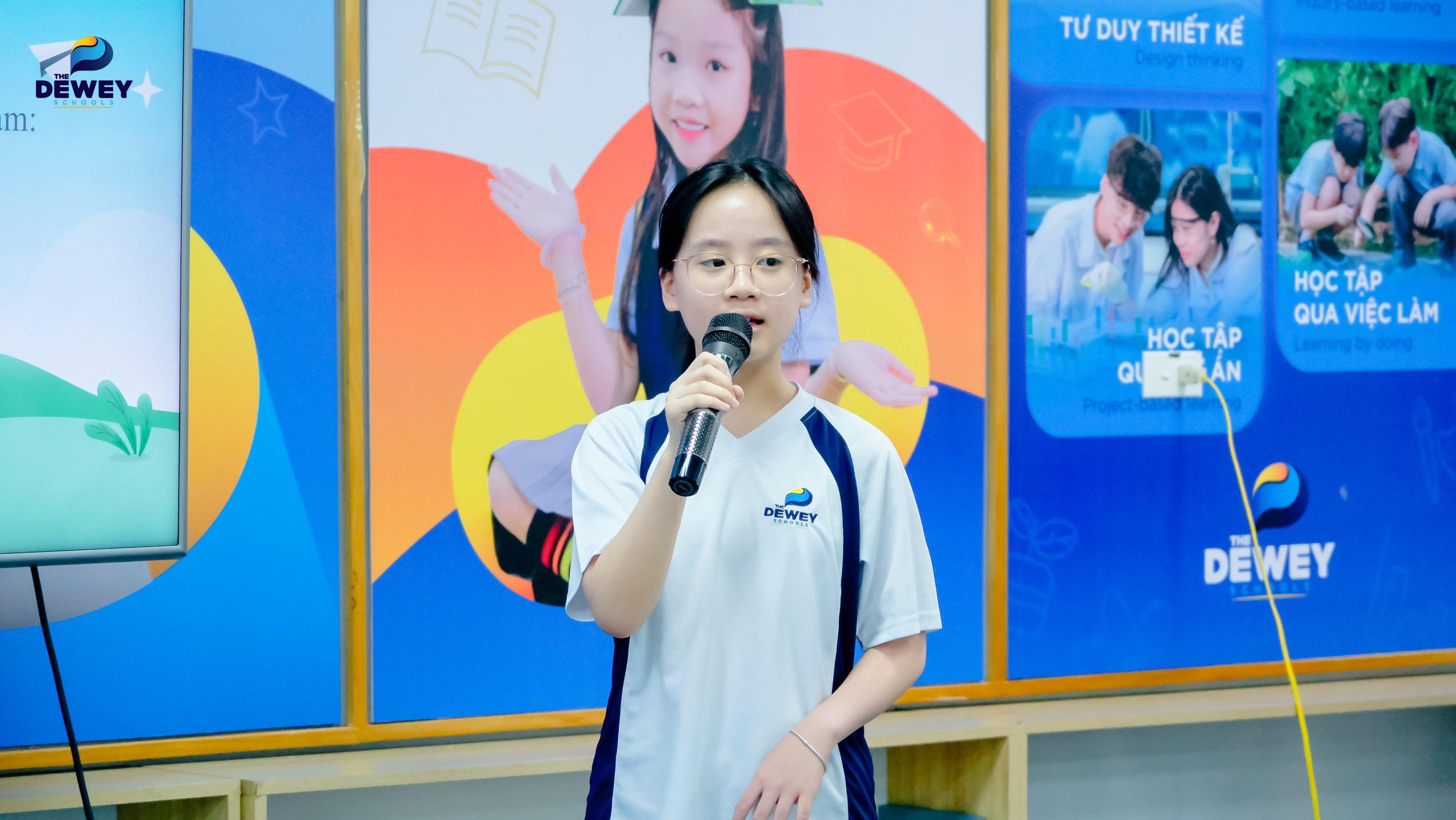 Học sinh đang thảo luận về dự án