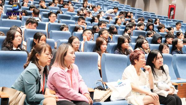 Học sinh đặt câu hỏi cho khách mời