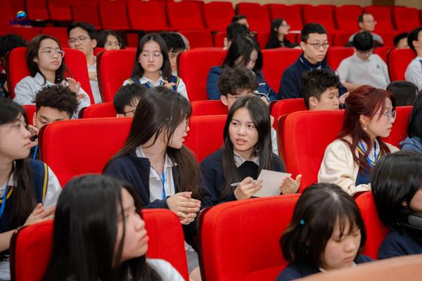 Học sinh Dewey chăm chú lắng nghe thông tin về tuyển sinh đại học