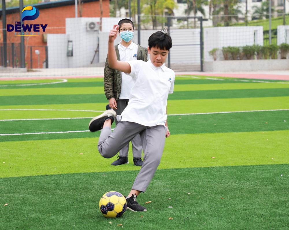 Học sinh Dewey chơi bóng đá