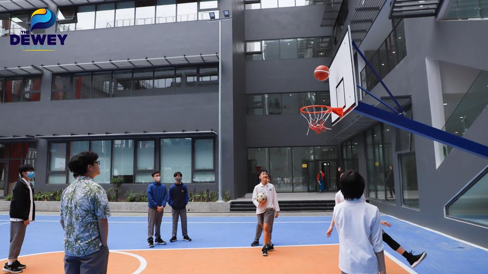 Học sinh Dewey chơi bóng rổ