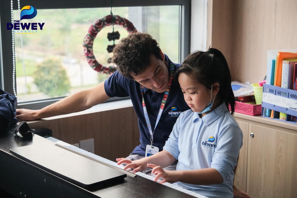 Học sinh Dewey chơi đàn piano