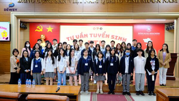 Học sinh Dewey chụp ảnh lưu niệm tại Đại học Ngoại Thương
