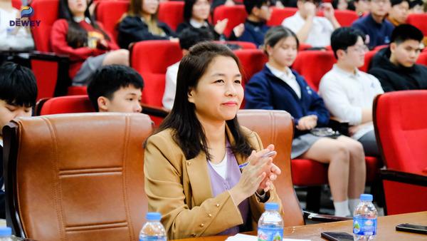 Học sinh Dewey giao lưu với đại diện Đại học Ngoại Thương