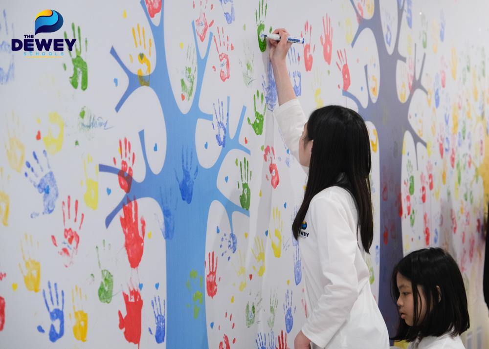 Học sinh Dewey ký tên lên dấu tay