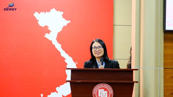 Học sinh Dewey tham quan khuôn viên Đại học Ngoại Thương