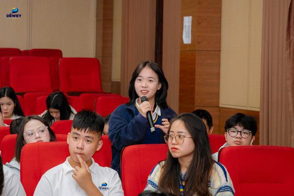 Học sinh Dewey thảo luận sôi nổi về định hướng nghề nghiệp