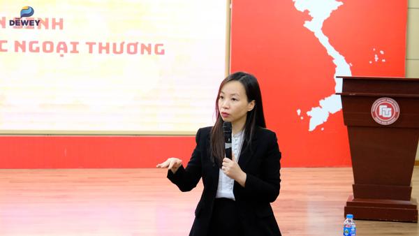 Học sinh Dewey tìm hiểu về môi trường học tập tại Đại học Ngoại Thương