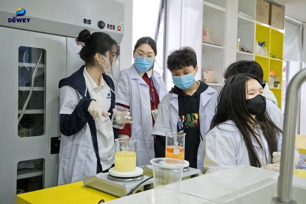 Học sinh Dewey với sản phẩm xà phòng