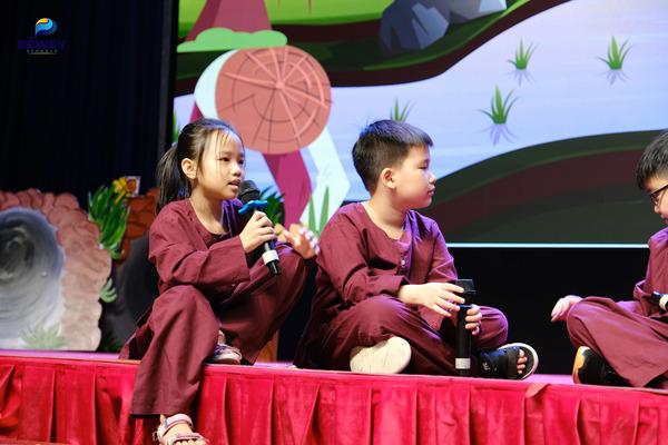Học sinh đóng kịch